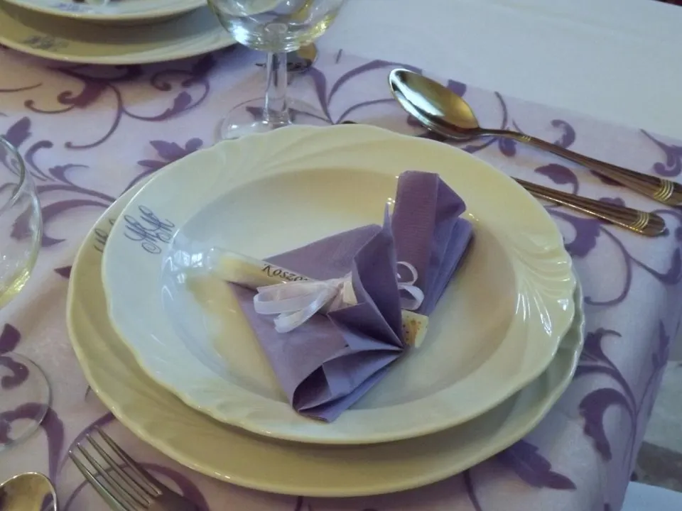 Közeli kép egy ünnepi terítékről lila szalvétával